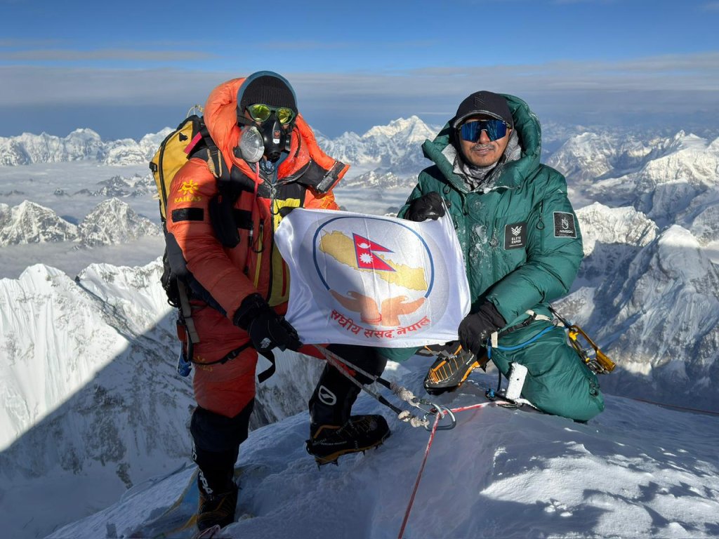 सांसद मिङ्मा डेभिड शेर्पाले सगरमाथाको चुचुरोमा संघीय संसद्को लोगो फहराए